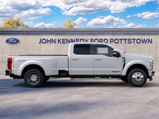 2027 Ford Super Duty F-450 DRW LARIAT 4WD Crew Cab 8' Box