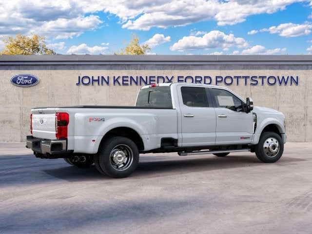 2027 Ford Super Duty F-450 DRW LARIAT 4WD Crew Cab 8' Box